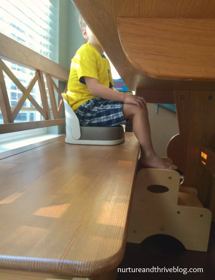 Tipp 2: Sensorischer Input für die Füße und eine gute Körperhaltung am Tisch.  Auch große Kinder brauchen einen Booster! 
